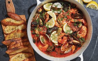 Cioppino de Frutos do Mar com Torrada de Alecrim