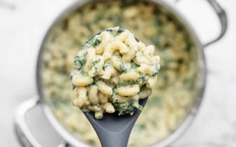 Macarrão Pesto Cremoso e Queijo com Espinafre