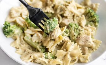 Macarrão Pesto Cremoso com Frango e Brócolis